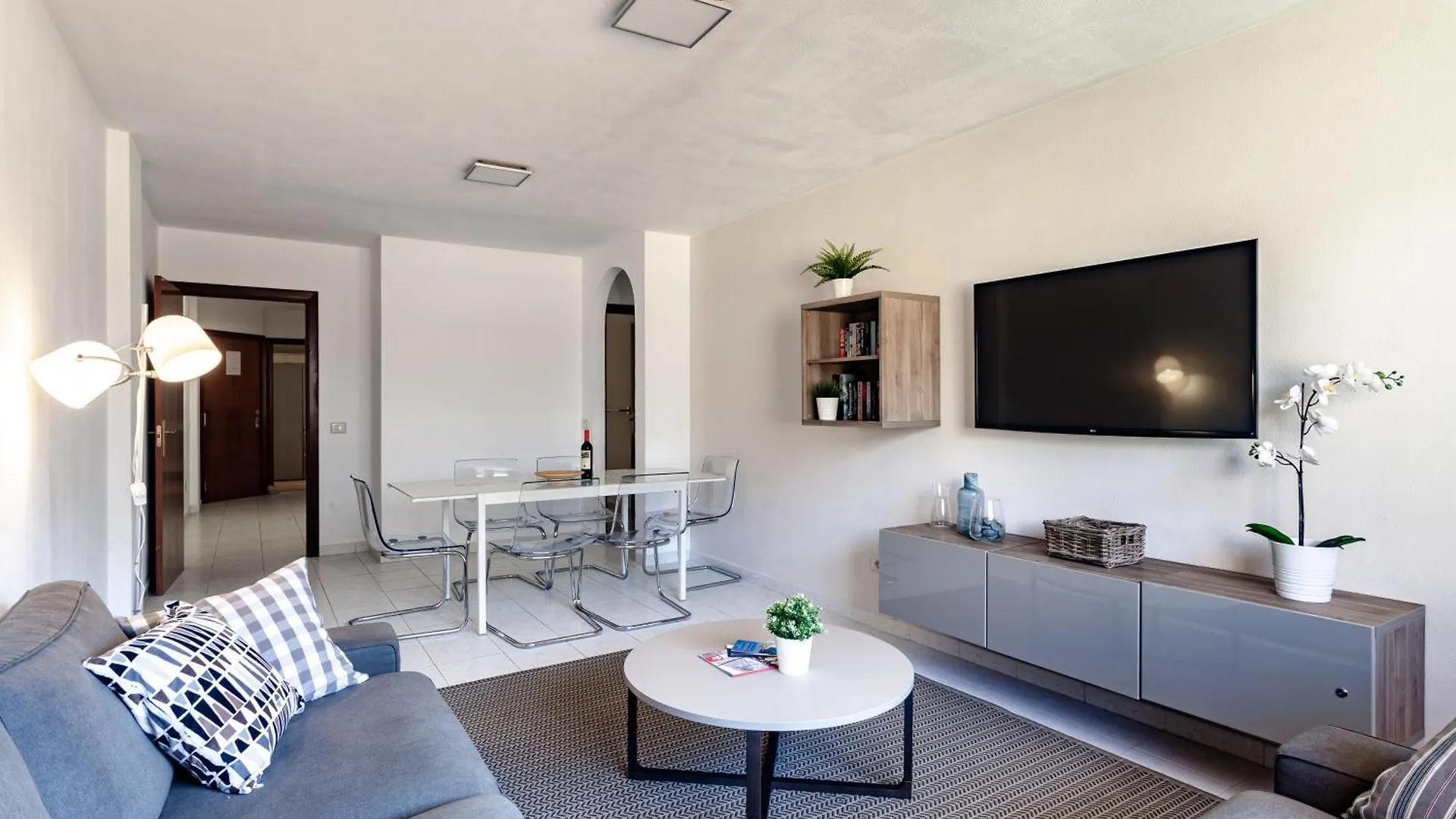 Modern Spacious 3 Bedroom Apartment Near The Beach location
