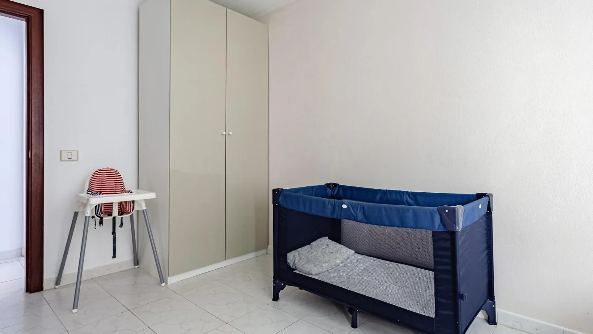 Modern Spacious 3 Bedroom Apartment Near The Beach El Medano  0*, El Medano (Tenerife)